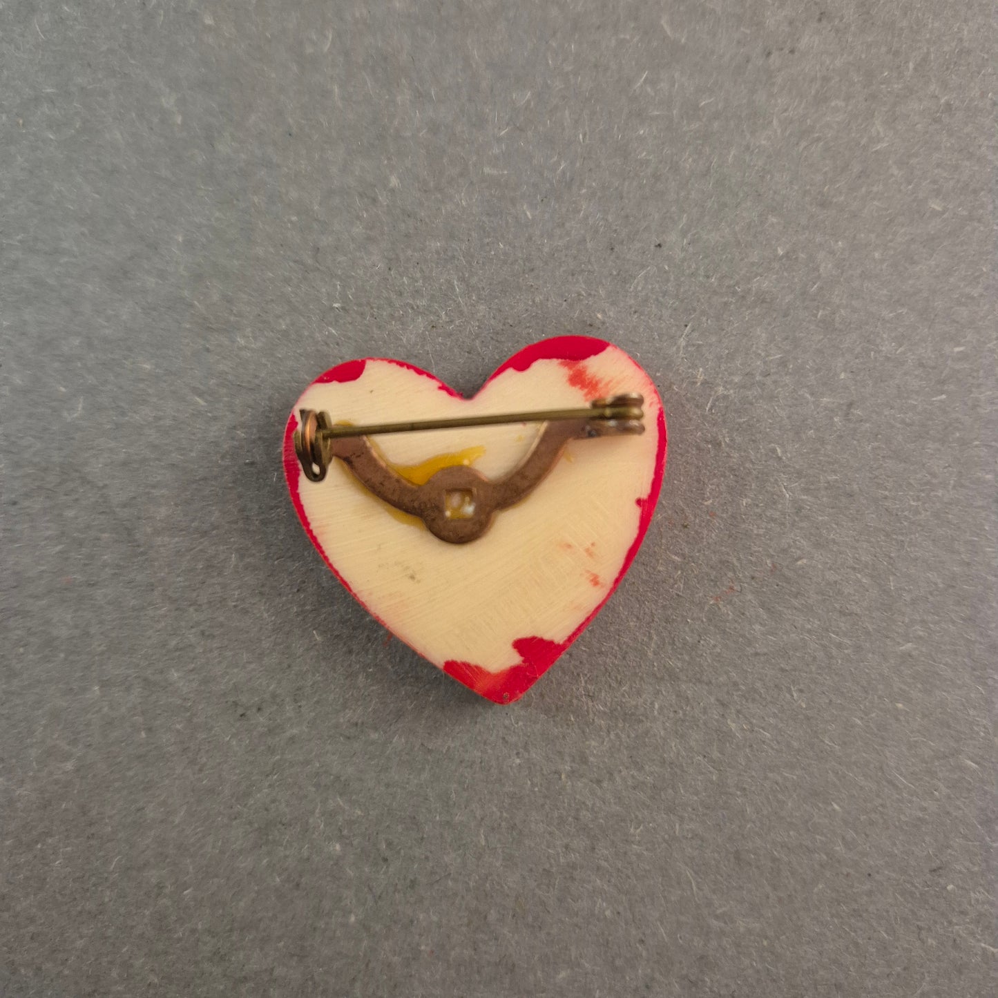 Verspielte Herz-Brosche mit Glitzer – Retro-Charme in Rot