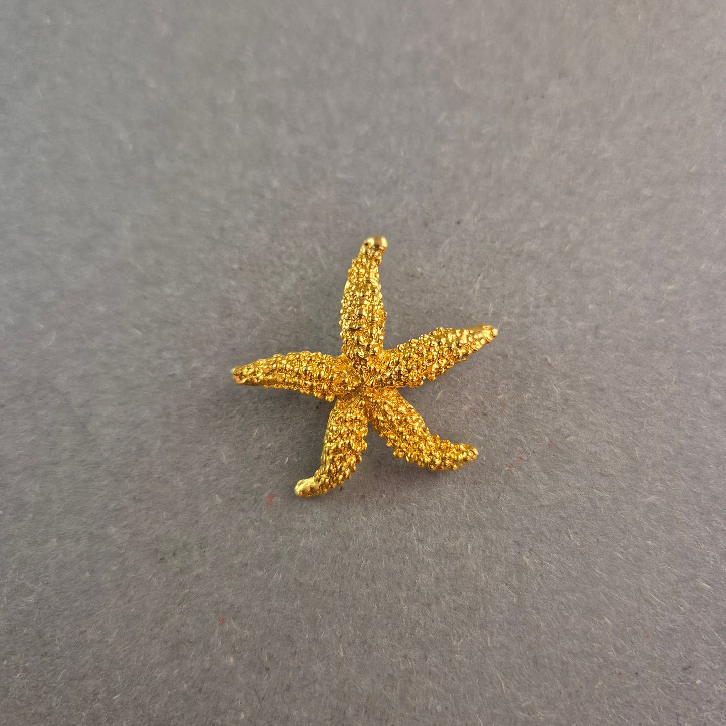Goldfarbene Seestern-Brosche – Maritimer Vintage-Chic