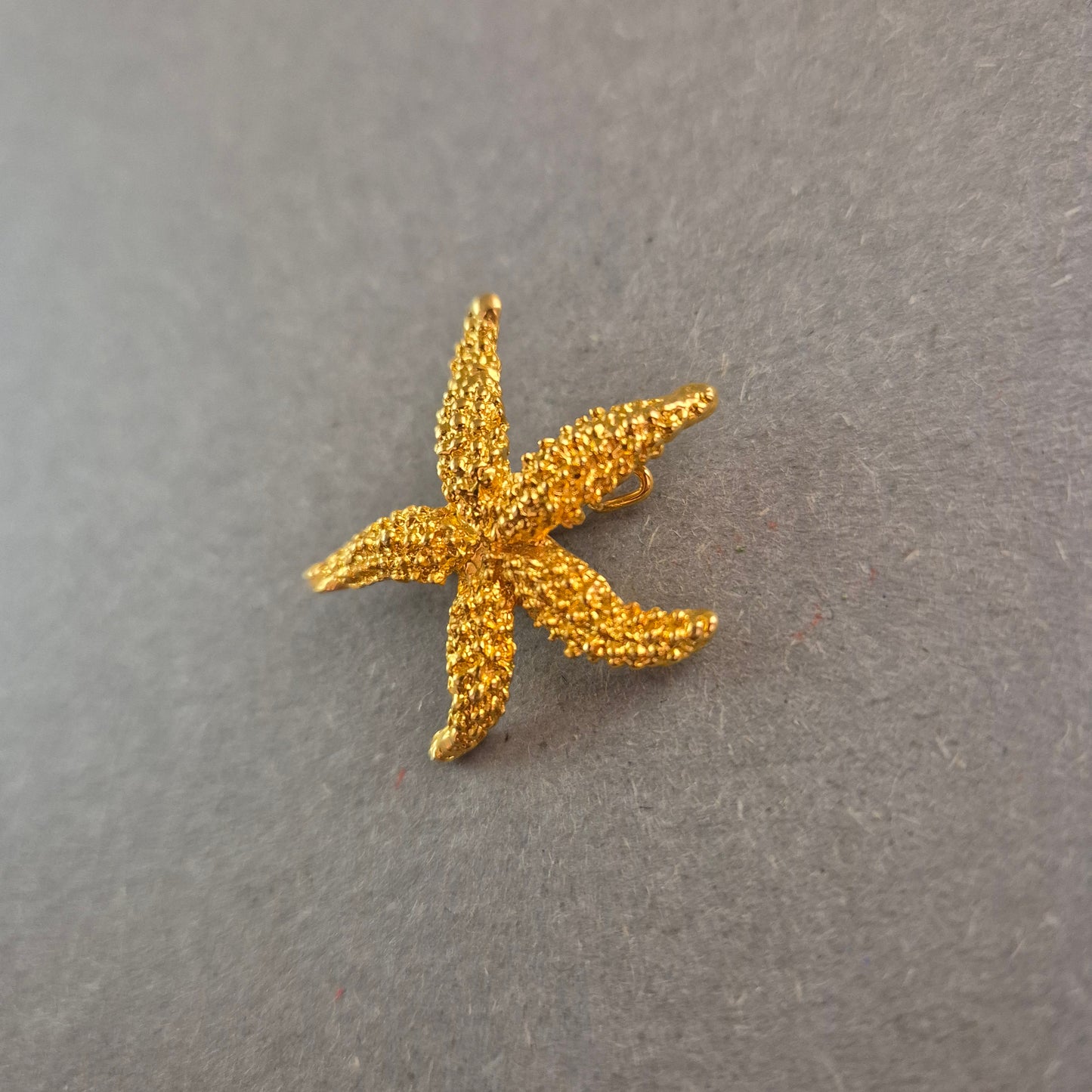 Goldfarbene Seestern-Brosche – Maritimer Vintage-Chic