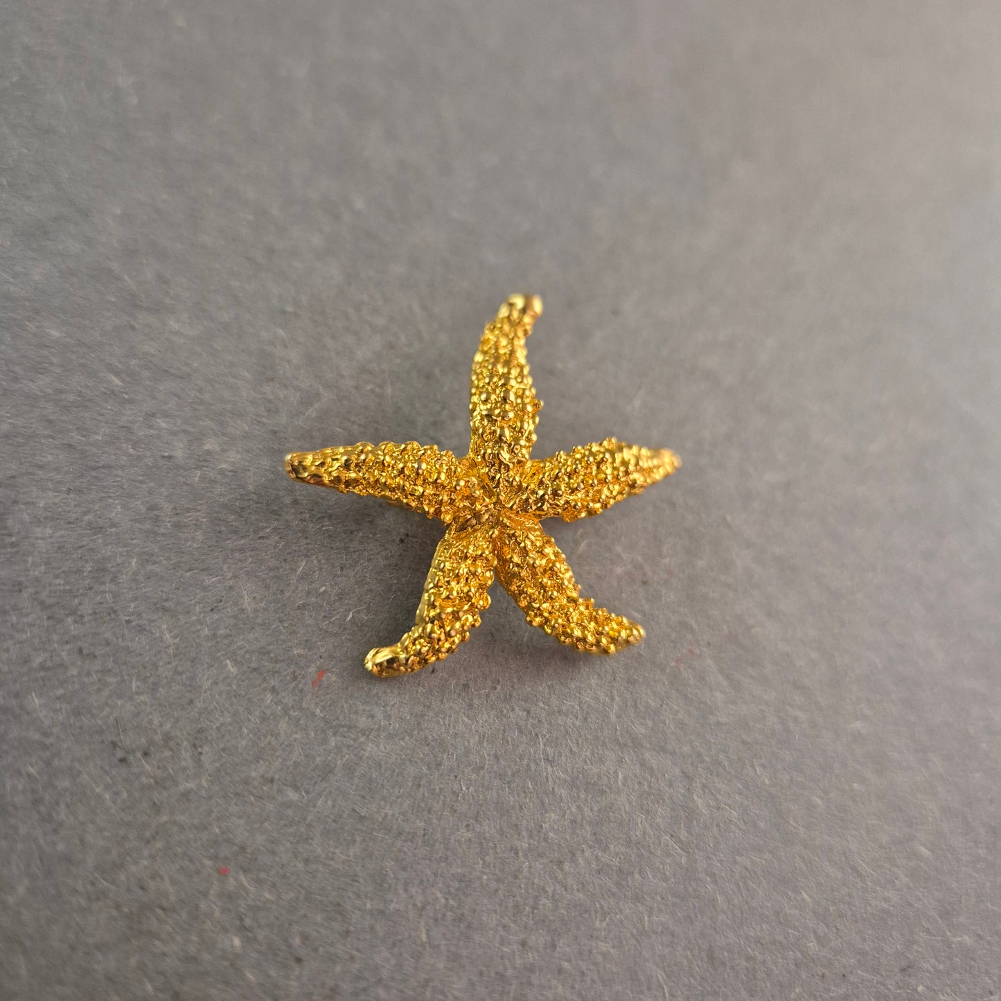 Goldfarbene Seestern-Brosche – Maritimer Vintage-Chic