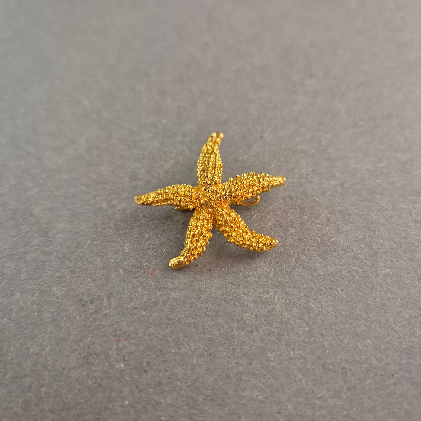 Goldfarbene Seestern-Brosche – Maritimer Vintage-Chic