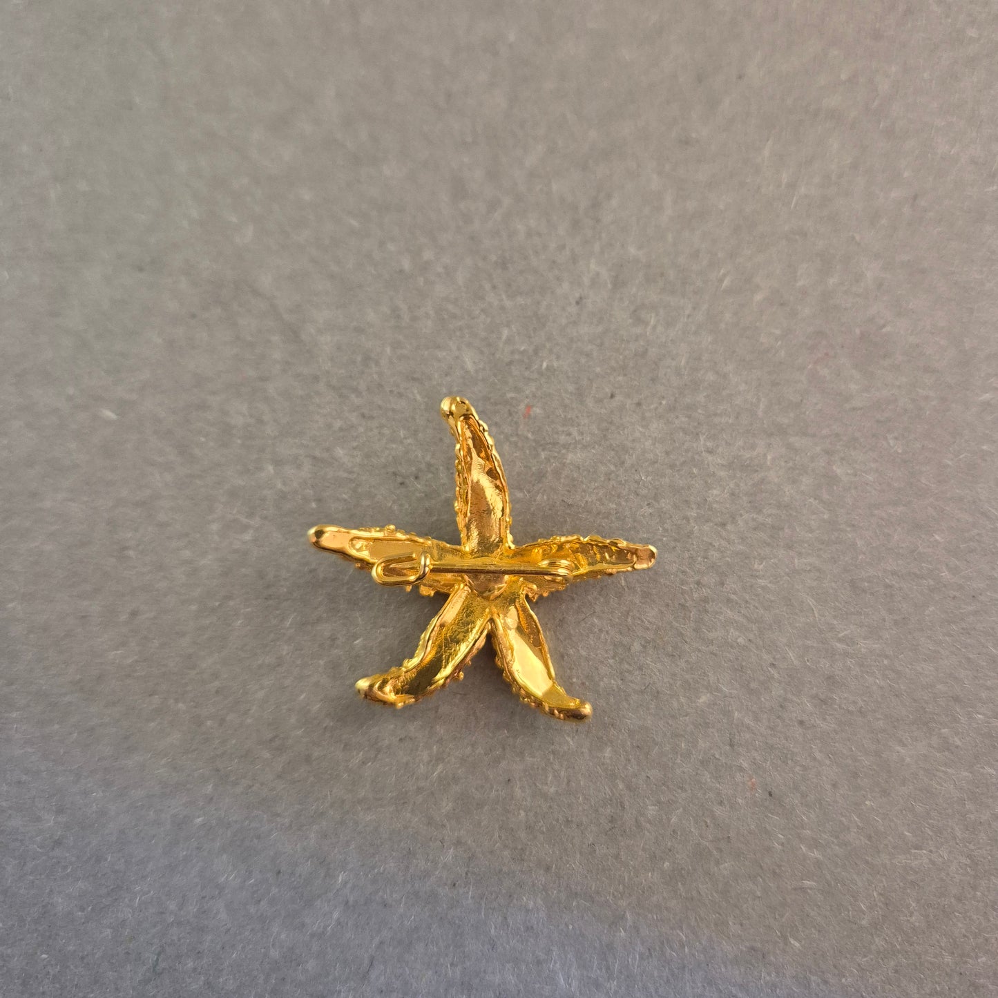 Goldfarbene Seestern-Brosche – Maritimer Vintage-Chic