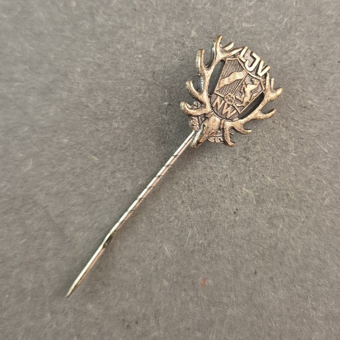 LJV NRW Jagdabzeichen – Historische Anstecknadel mit Hirschgeweih