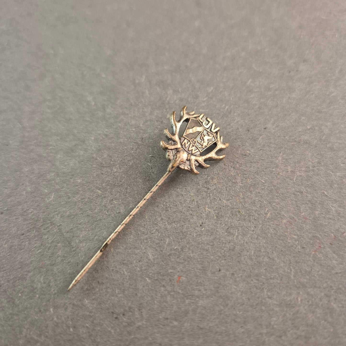 LJV NRW Jagdabzeichen – Historische Anstecknadel mit Hirschgeweih