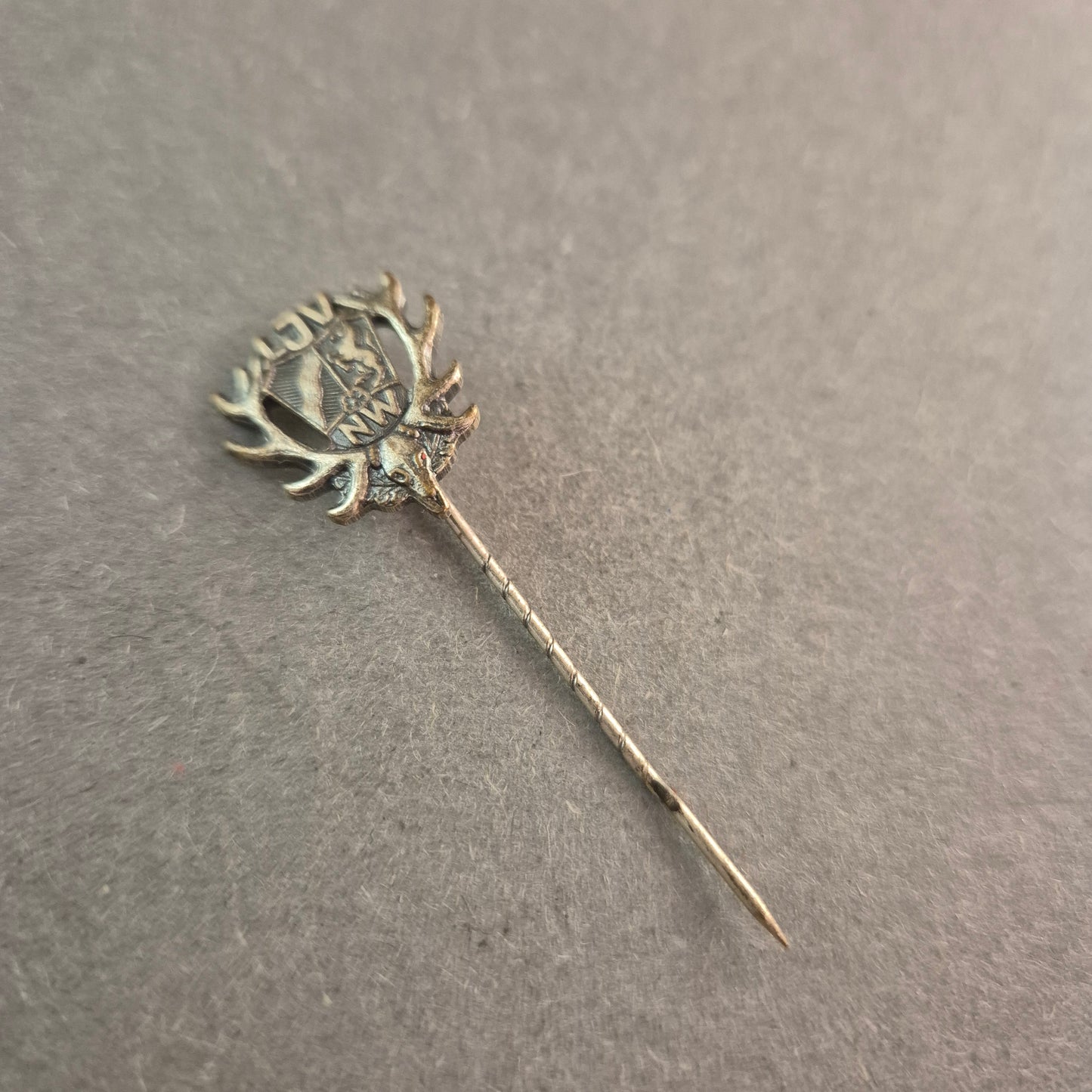 LJV NRW Jagdabzeichen – Historische Anstecknadel mit Hirschgeweih