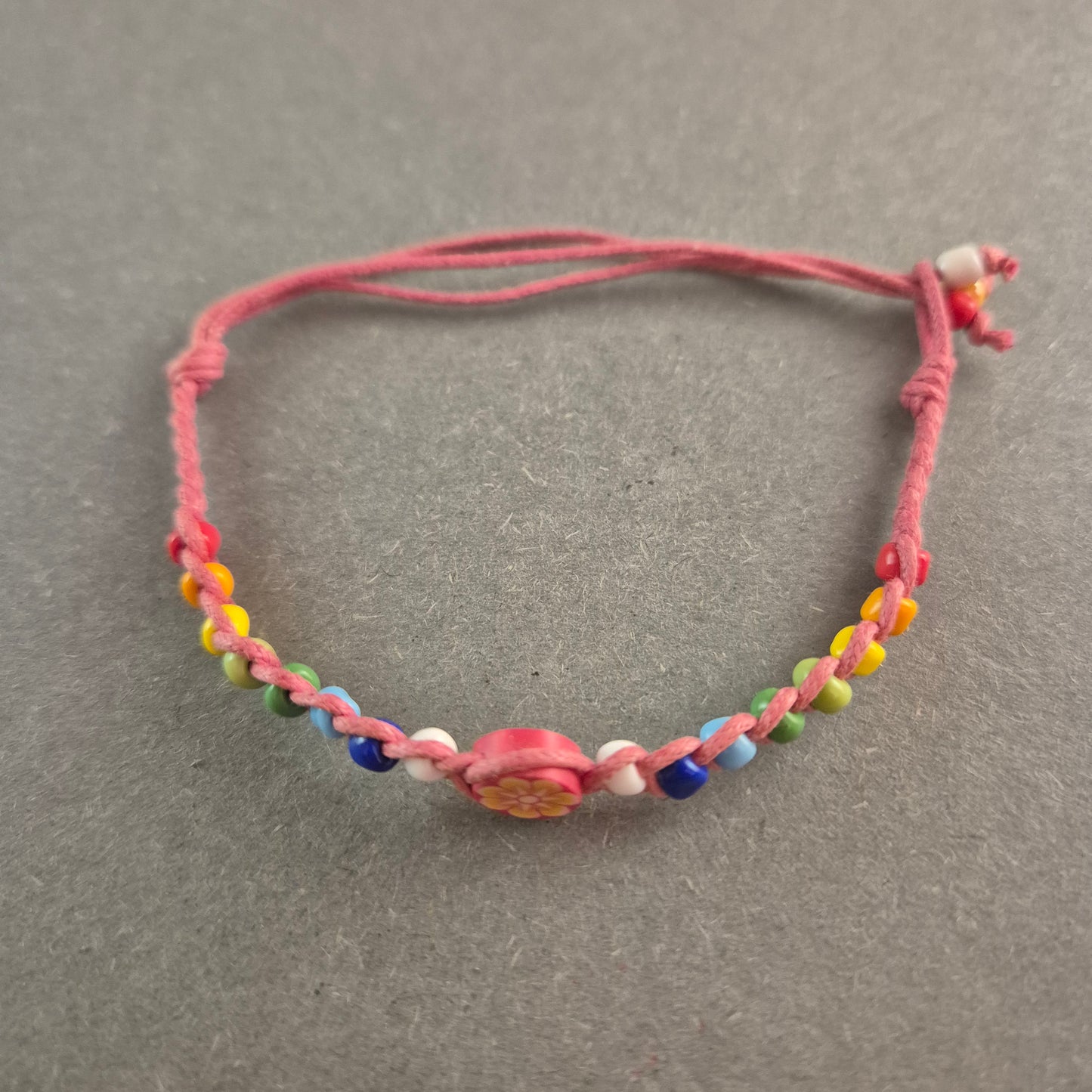 Verspieltes Makramee-Armband mit bunten Perlen – Handgemachter Sommer-Look