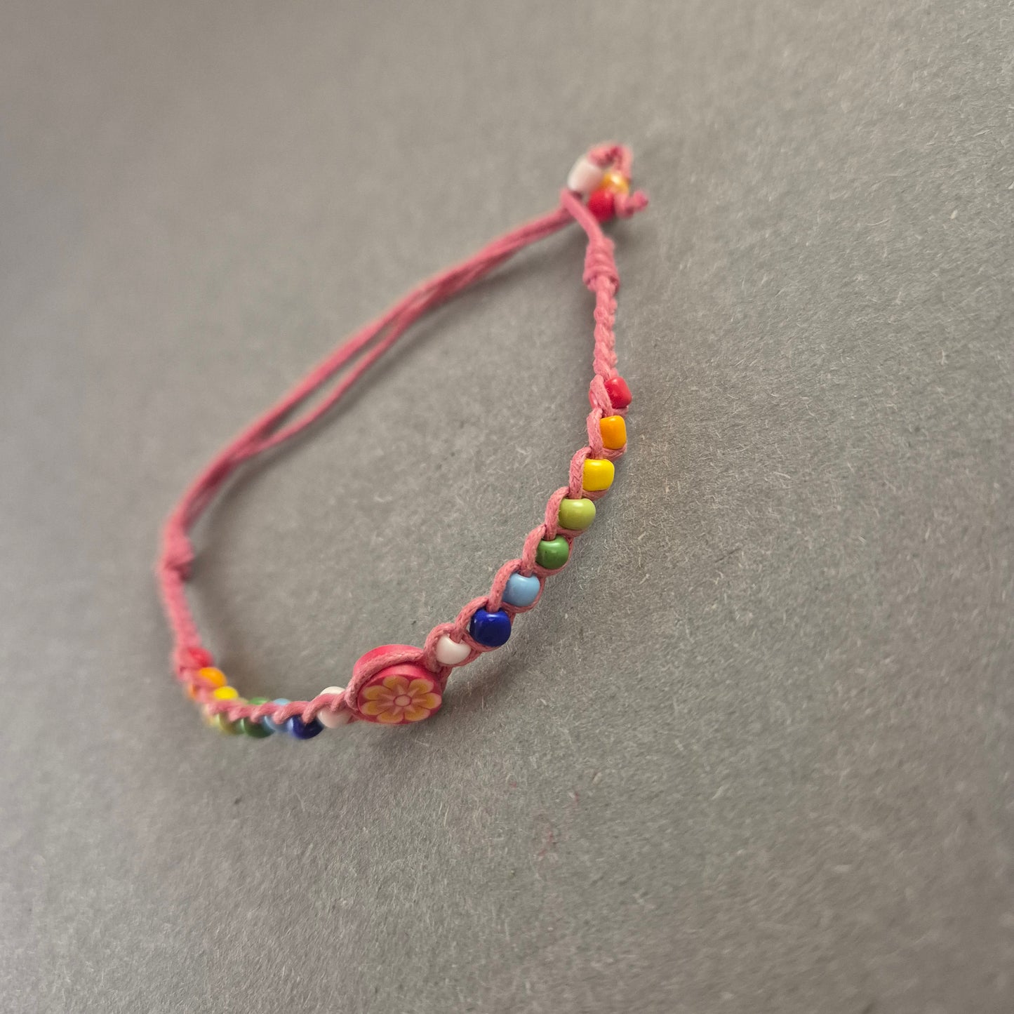 Verspieltes Makramee-Armband mit bunten Perlen – Handgemachter Sommer-Look