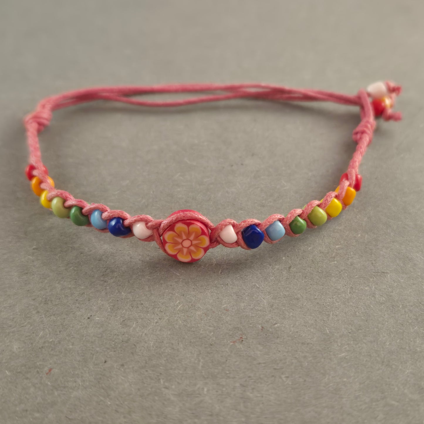 Verspieltes Makramee-Armband mit bunten Perlen – Handgemachter Sommer-Look