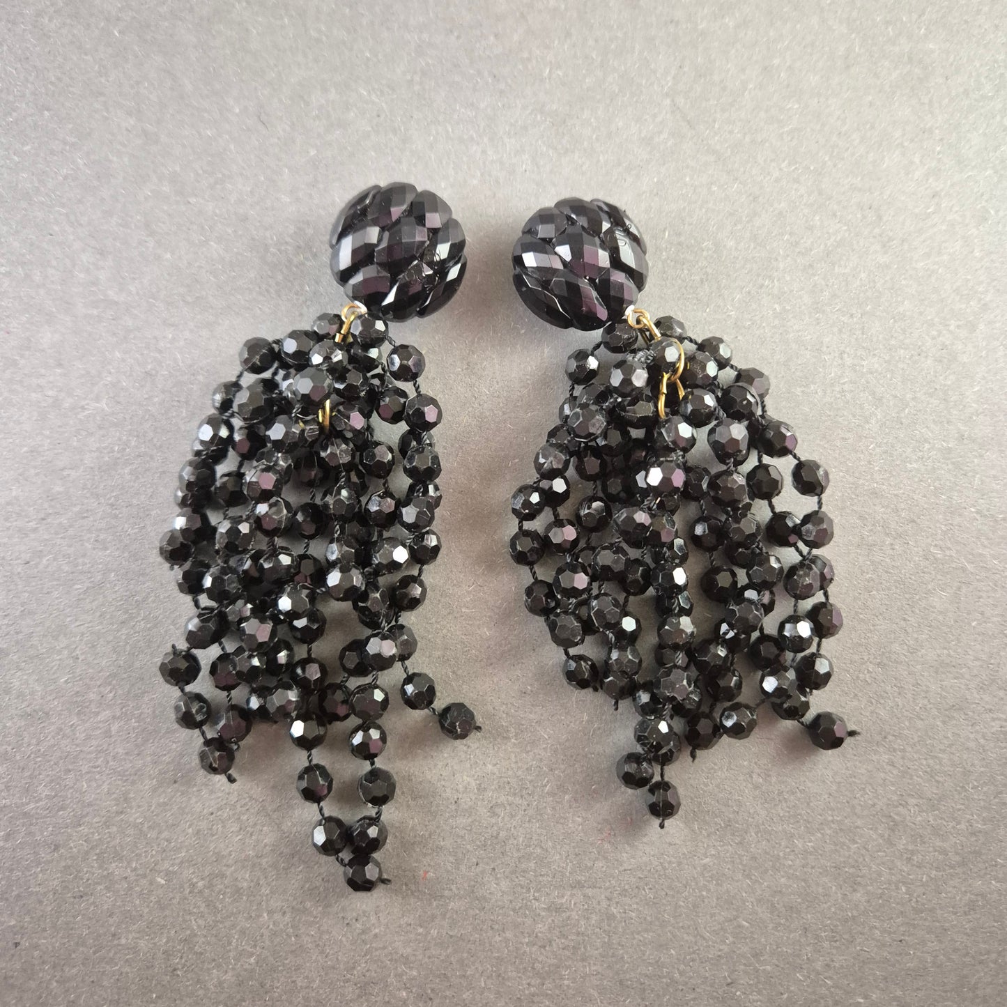 Elegante schwarze Clip-Ohrringe mit Perlensträngen – Glamouröser Vintage-Look