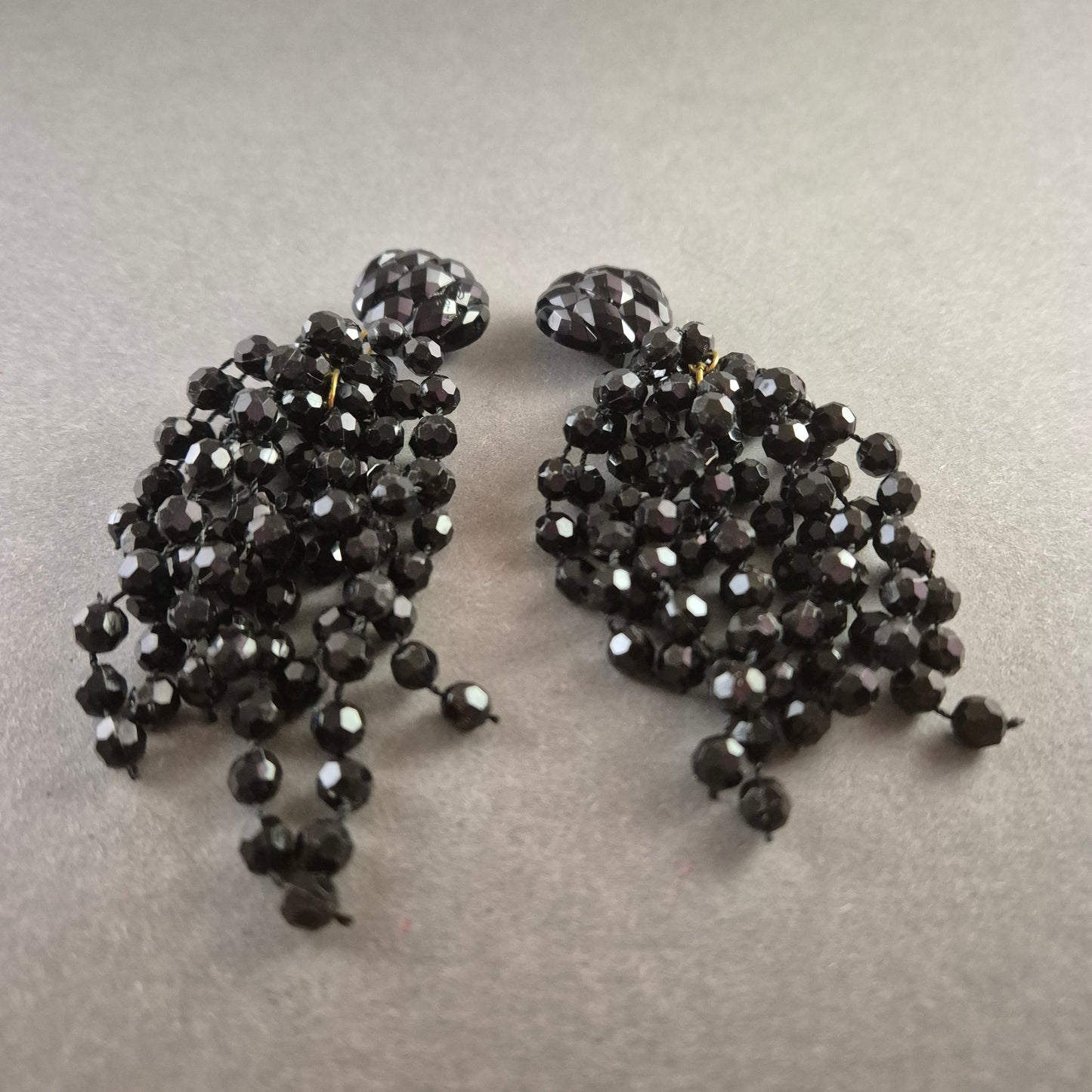 Elegante schwarze Clip-Ohrringe mit Perlensträngen – Glamouröser Vintage-Look