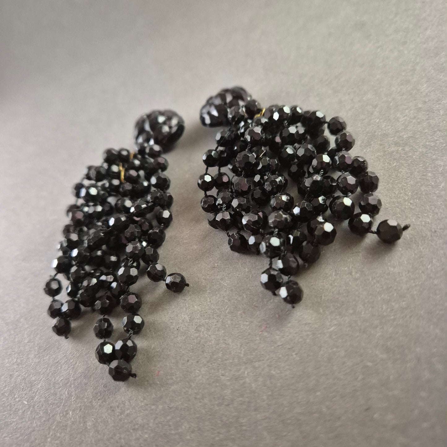 Elegante schwarze Clip-Ohrringe mit Perlensträngen – Glamouröser Vintage-Look