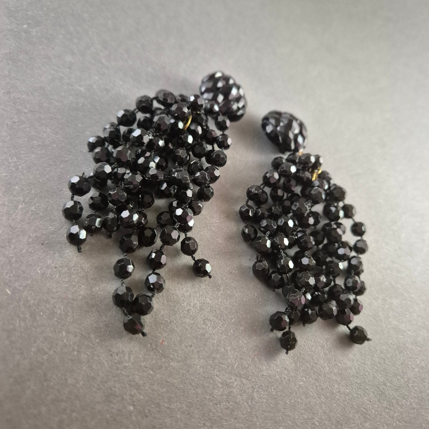 Elegante schwarze Clip-Ohrringe mit Perlensträngen – Glamouröser Vintage-Look