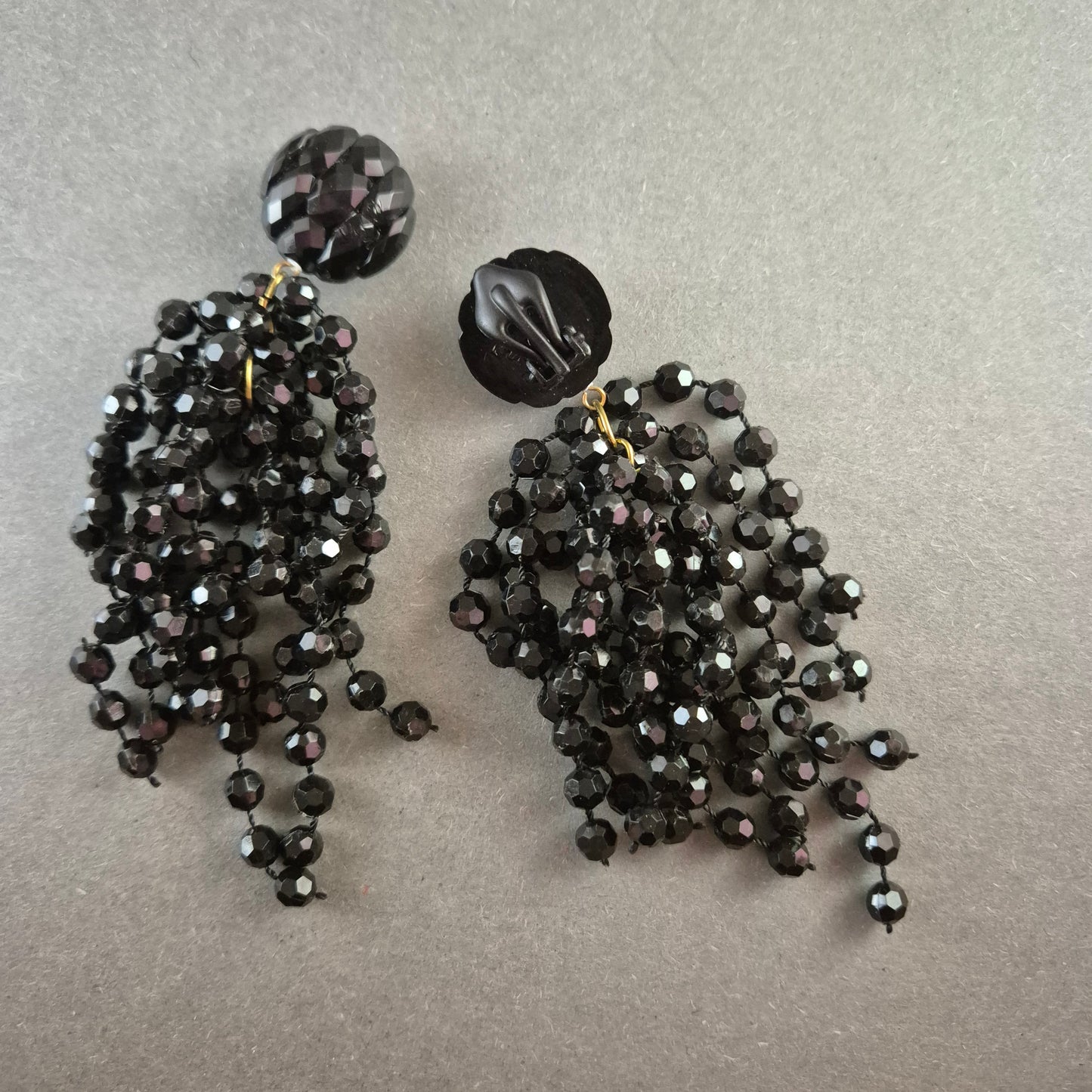 Elegante schwarze Clip-Ohrringe mit Perlensträngen – Glamouröser Vintage-Look