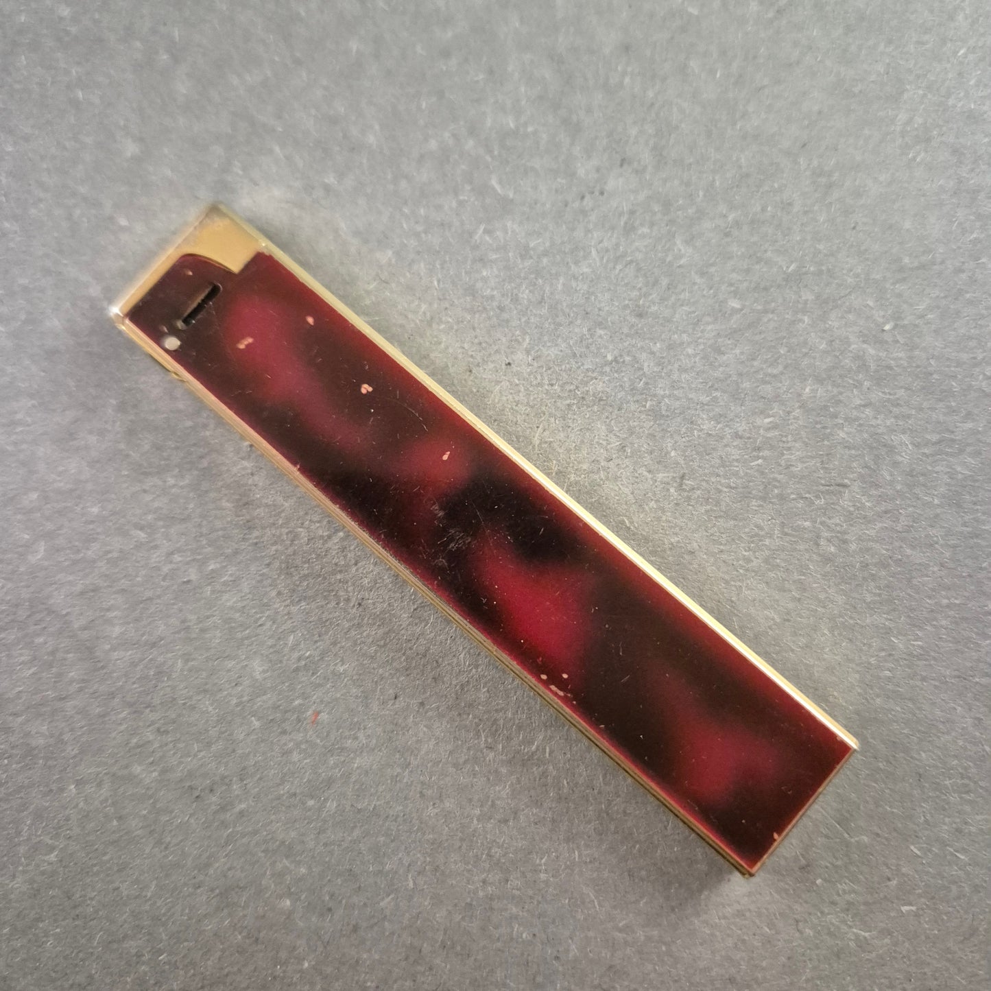 Vintage Feuerzeug mit Marmoroptik – Elegantes Sammlerstück im Art-Déco-Stil  Beschreibung Dieses stilvolle