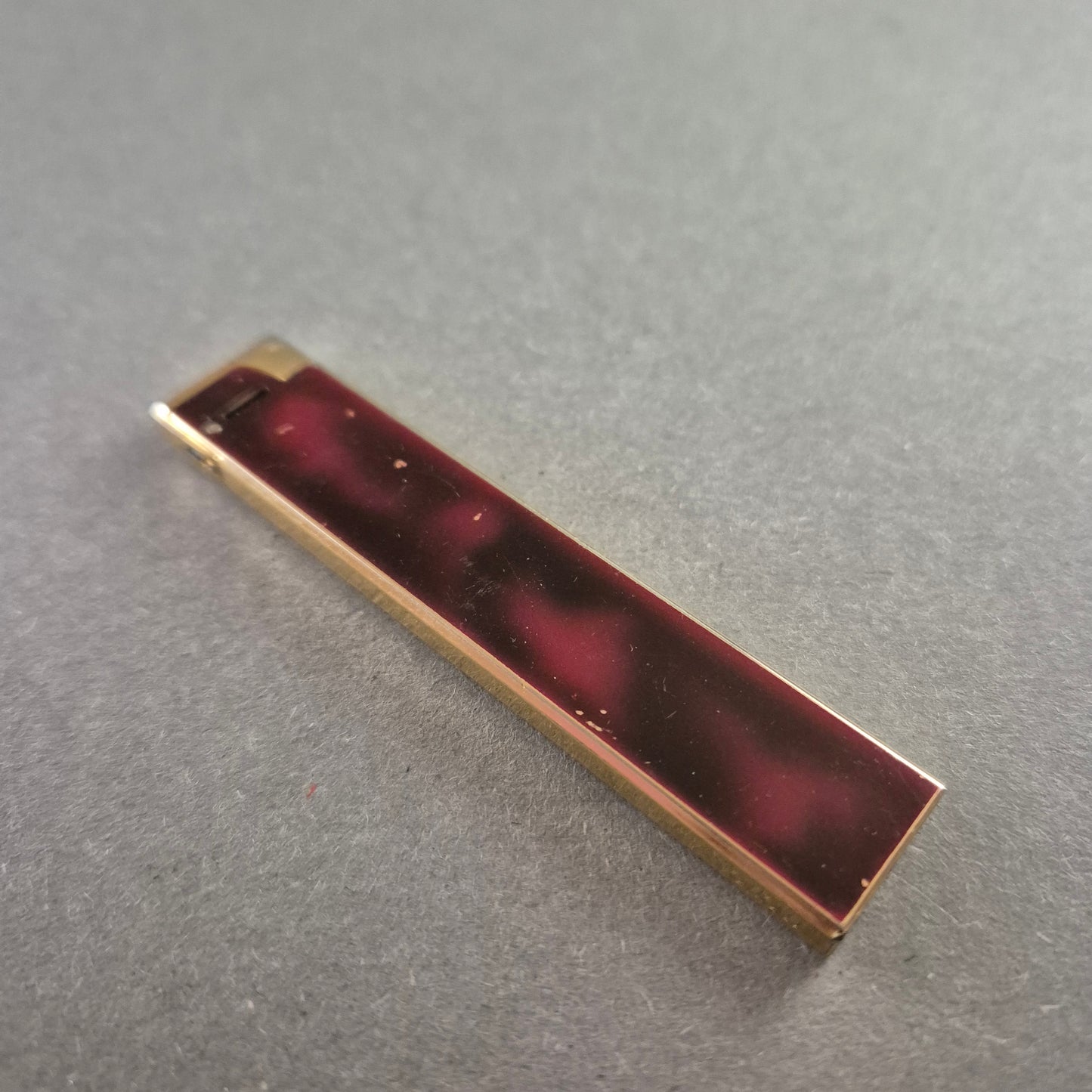 Vintage Feuerzeug mit Marmoroptik – Elegantes Sammlerstück im Art-Déco-Stil  Beschreibung Dieses stilvolle