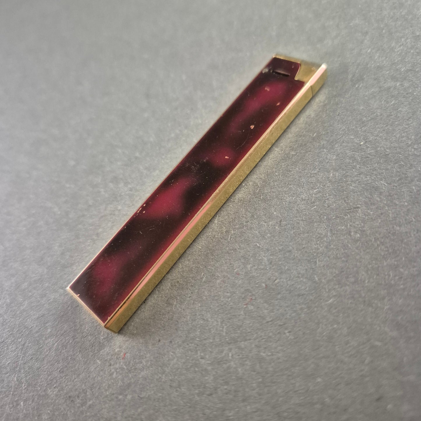 Vintage Feuerzeug mit Marmoroptik – Elegantes Sammlerstück im Art-Déco-Stil  Beschreibung Dieses stilvolle