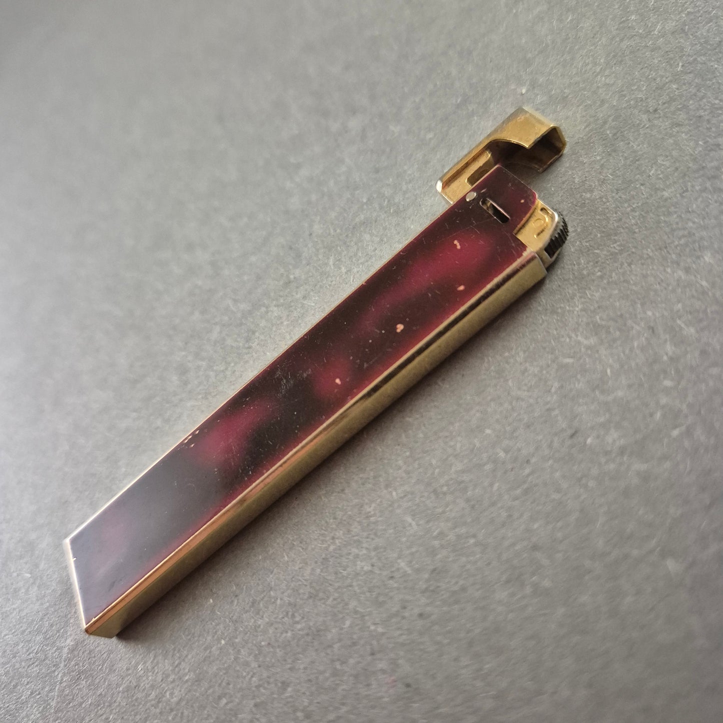 Vintage Feuerzeug mit Marmoroptik – Elegantes Sammlerstück im Art-Déco-Stil  Beschreibung Dieses stilvolle