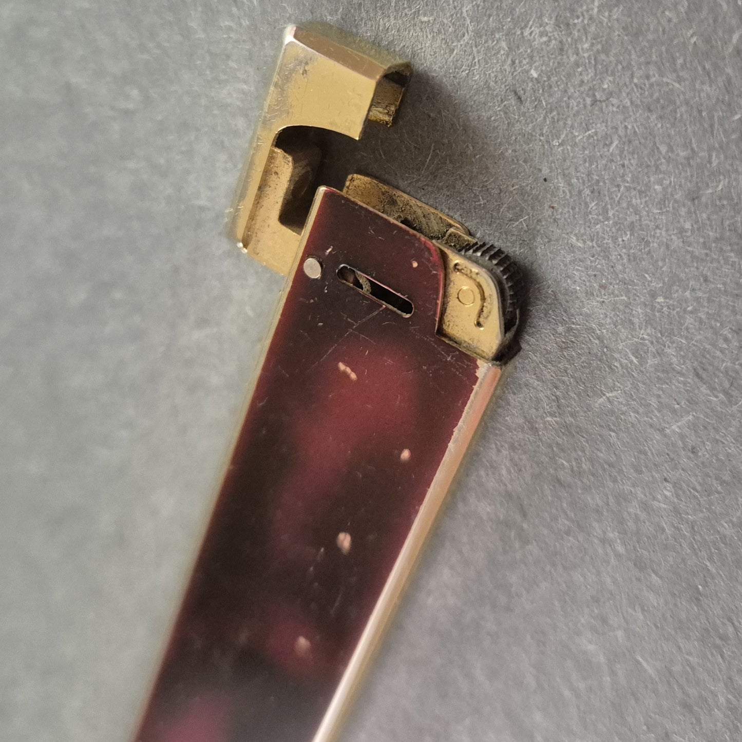 Vintage Feuerzeug mit Marmoroptik – Elegantes Sammlerstück im Art-Déco-Stil  Beschreibung Dieses stilvolle