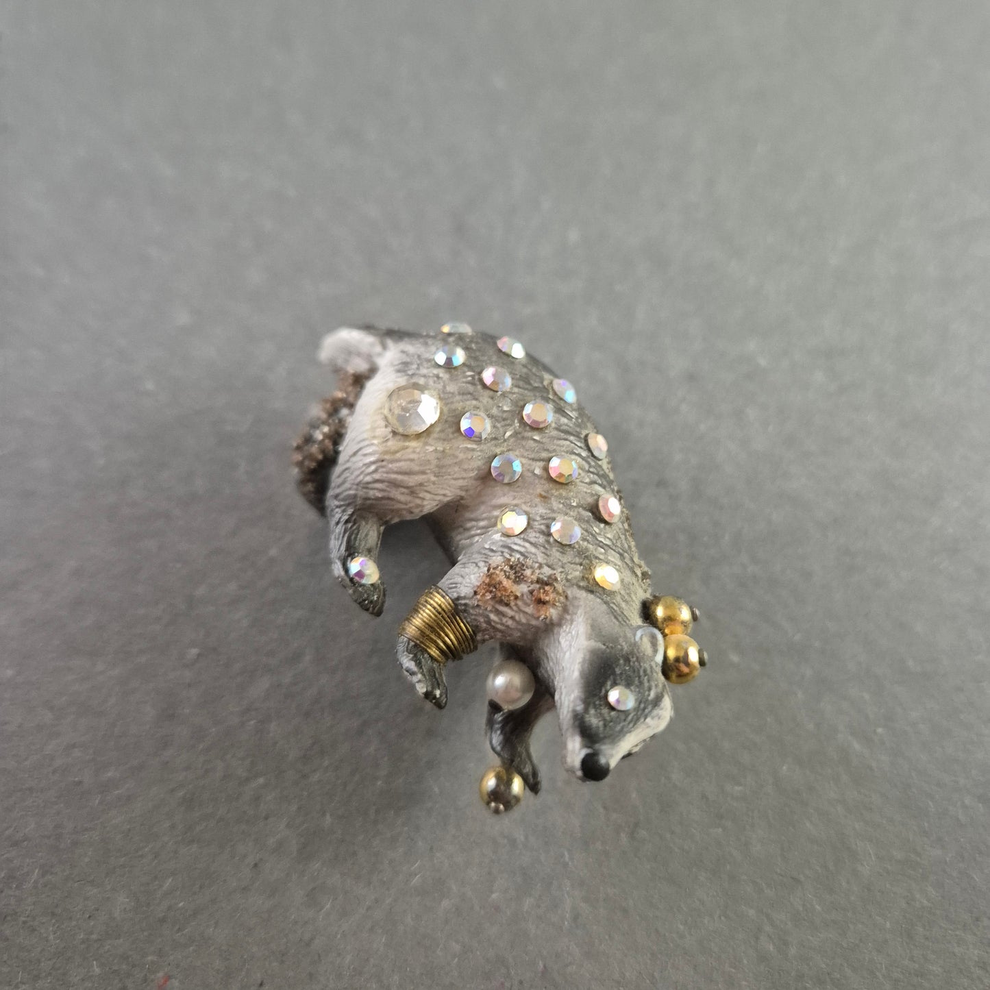 Tier-Brosche mit Strasssteinen Funkelnder Blickfang im Fantasy-Stil