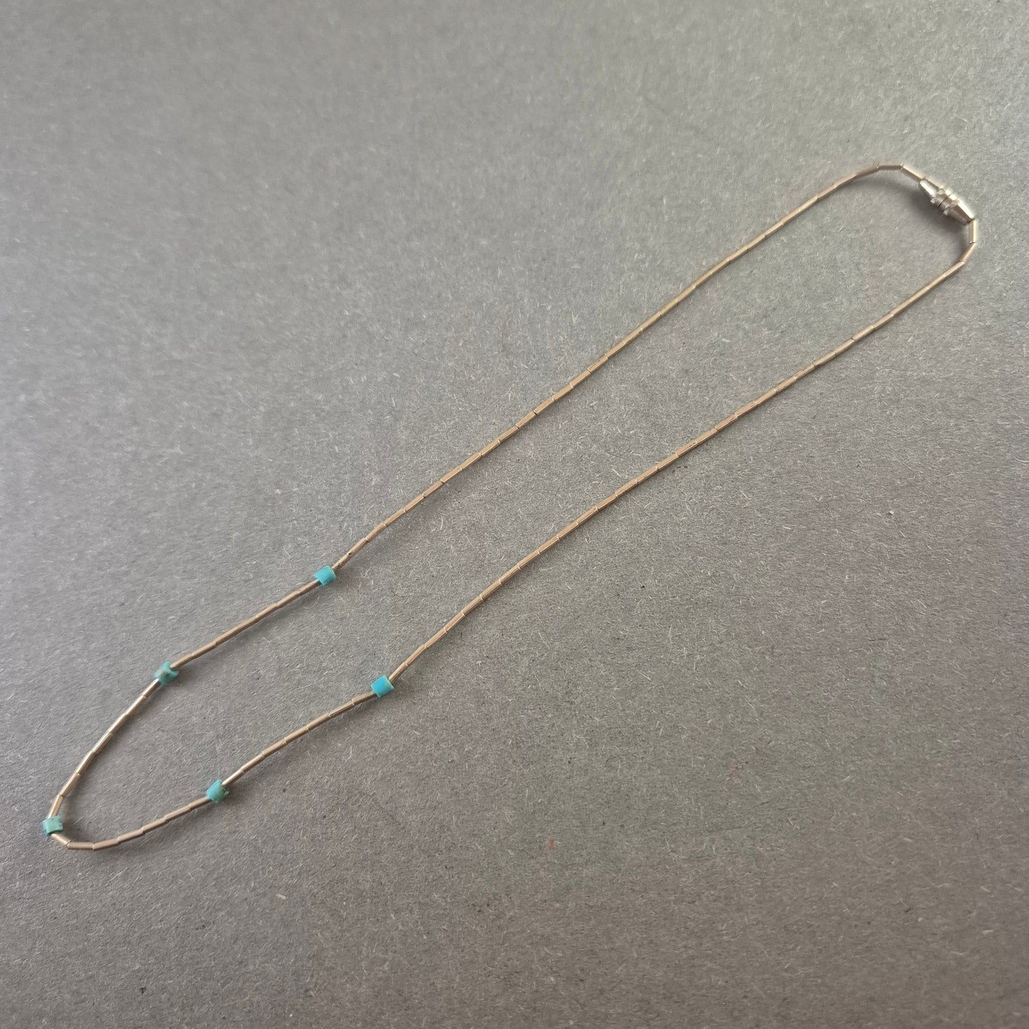 Halskette mit türkisfarbenen Akzenten Schlichte Eleganz für jeden Tag