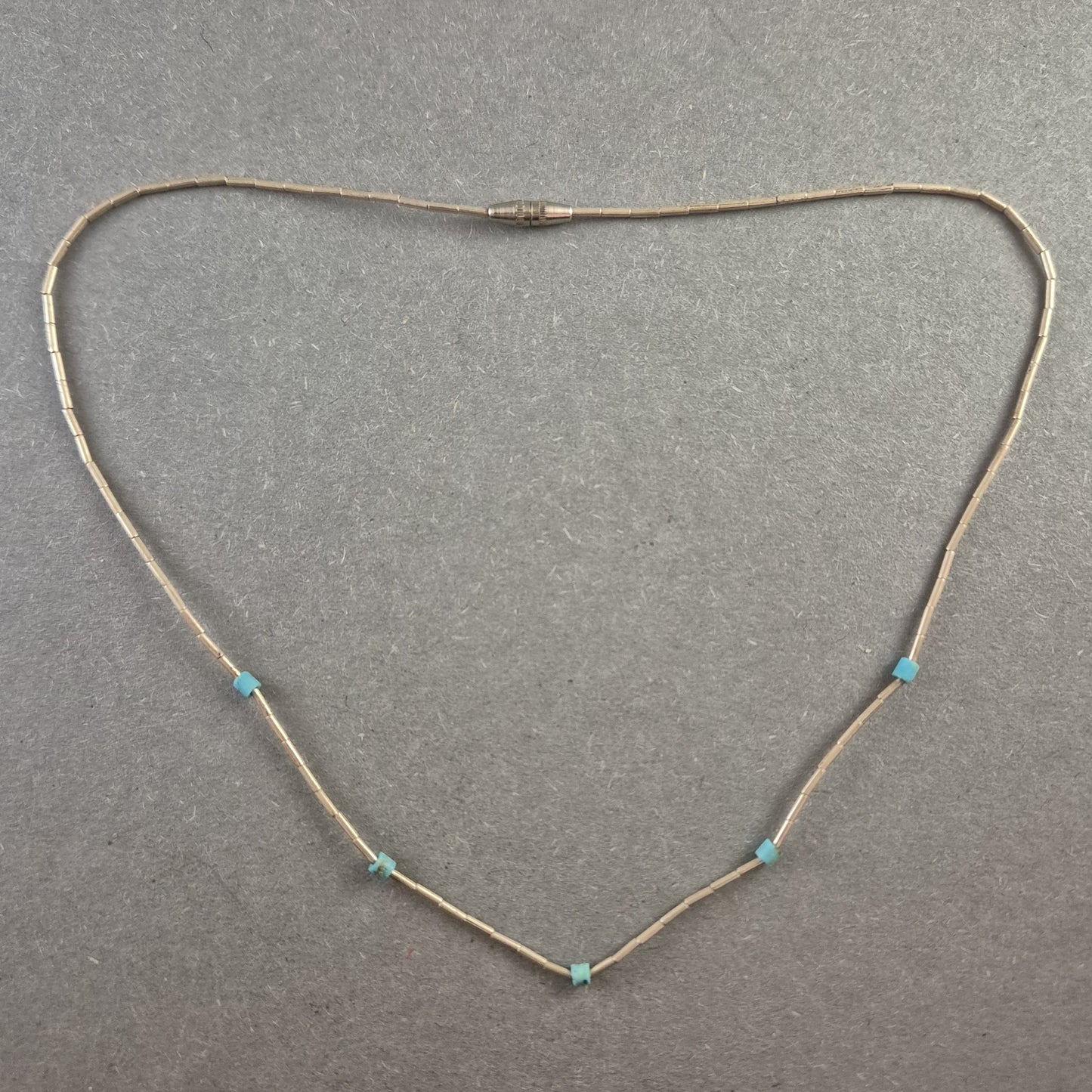 Halskette mit türkisfarbenen Akzenten Schlichte Eleganz für jeden Tag