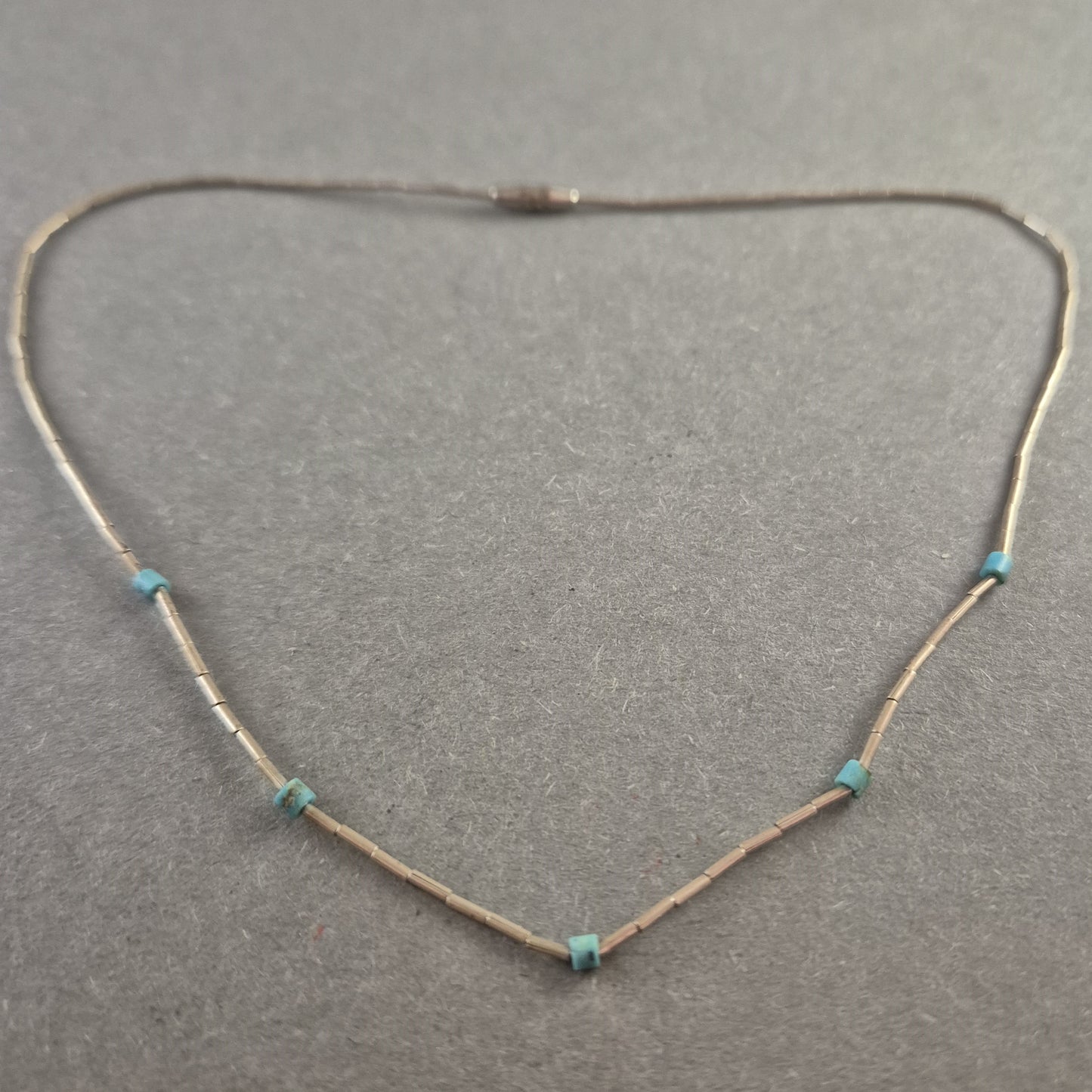 Halskette mit türkisfarbenen Akzenten Schlichte Eleganz für jeden Tag