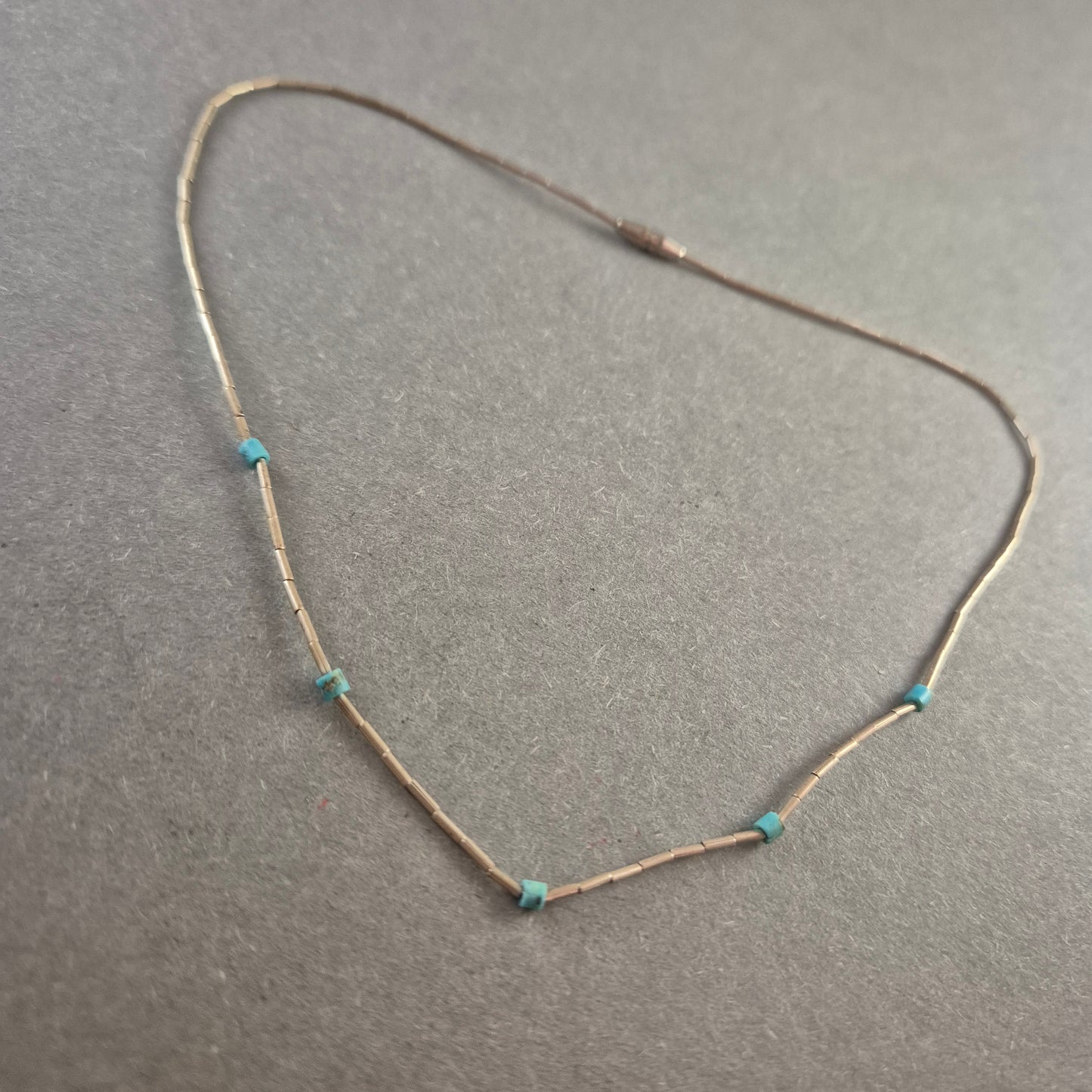 Halskette mit türkisfarbenen Akzenten Schlichte Eleganz für jeden Tag