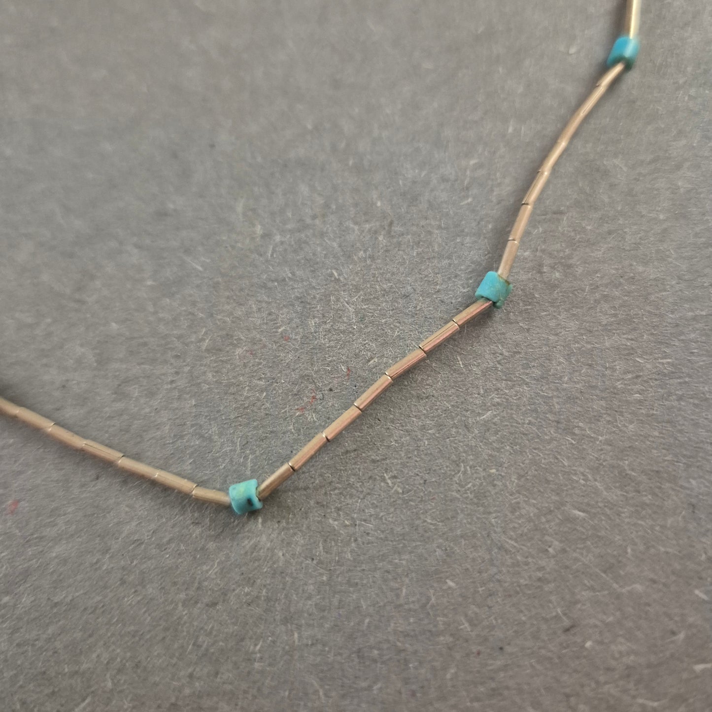 Halskette mit türkisfarbenen Akzenten Schlichte Eleganz für jeden Tag