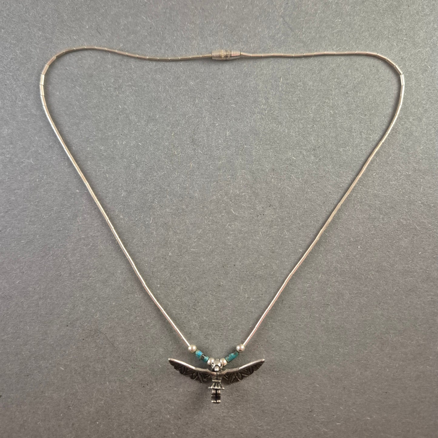 Silberfarbene Halskette mit Flügel-Anhänger