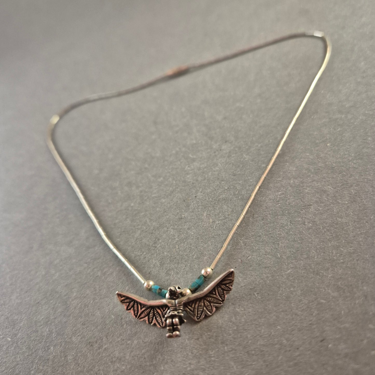 Silberfarbene Halskette mit Flügel-Anhänger