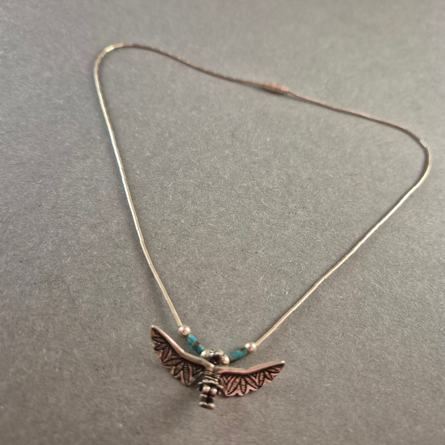 Silberfarbene Halskette mit Flügel-Anhänger