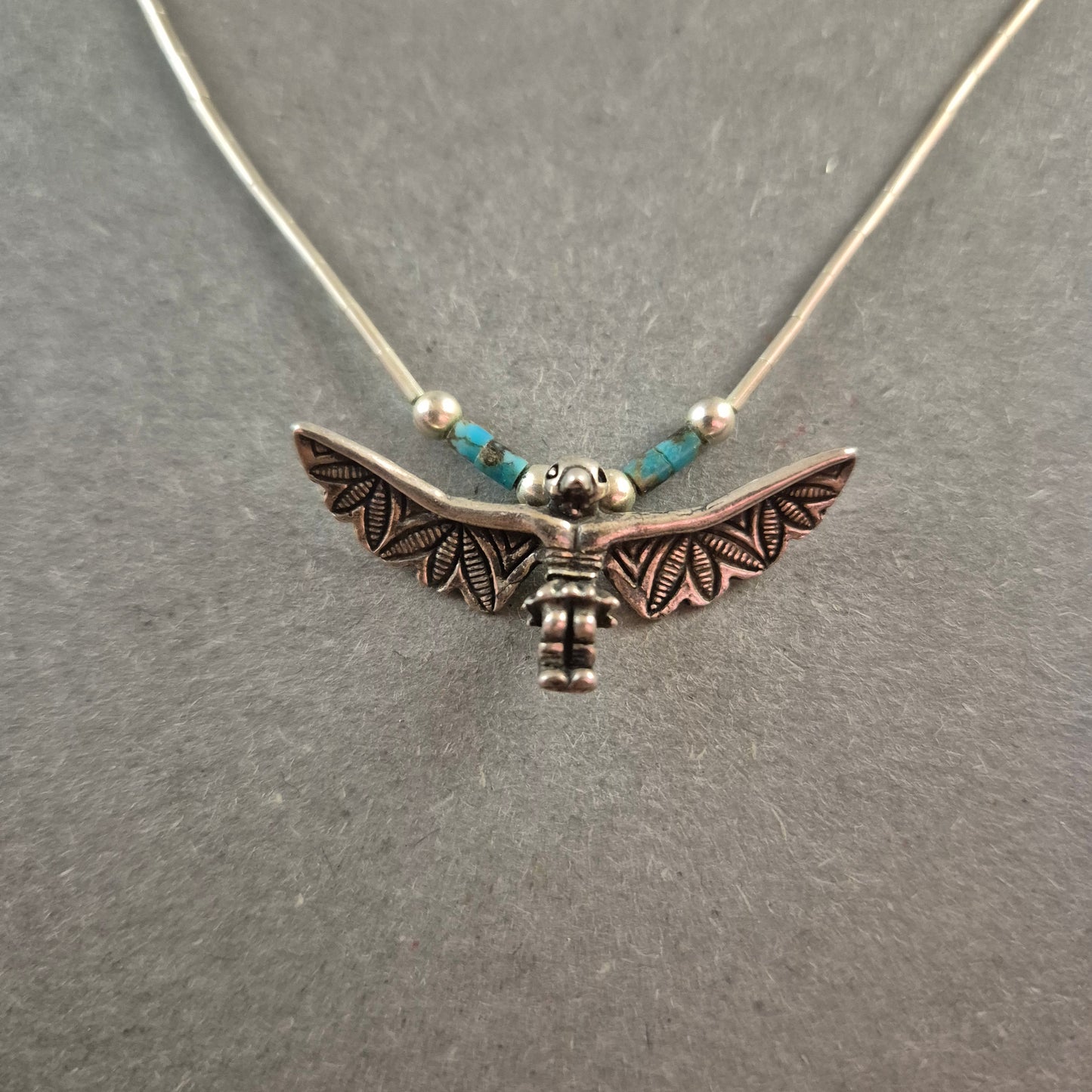 Silberfarbene Halskette mit Flügel-Anhänger