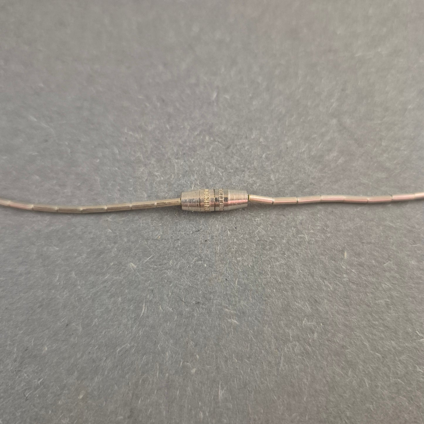 Silberfarbene Halskette mit Flügel-Anhänger