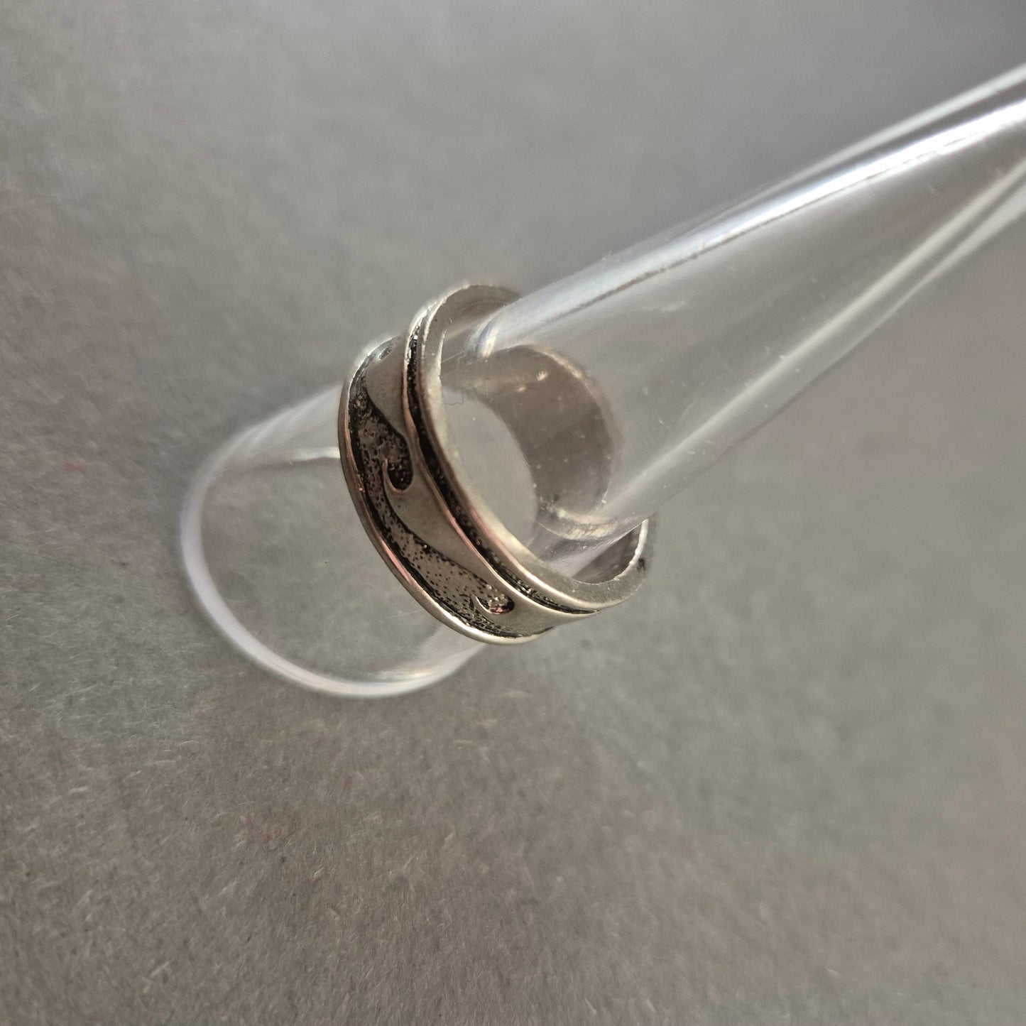 Silberfarbener Wellenring – Drehring mit maritimem Flair