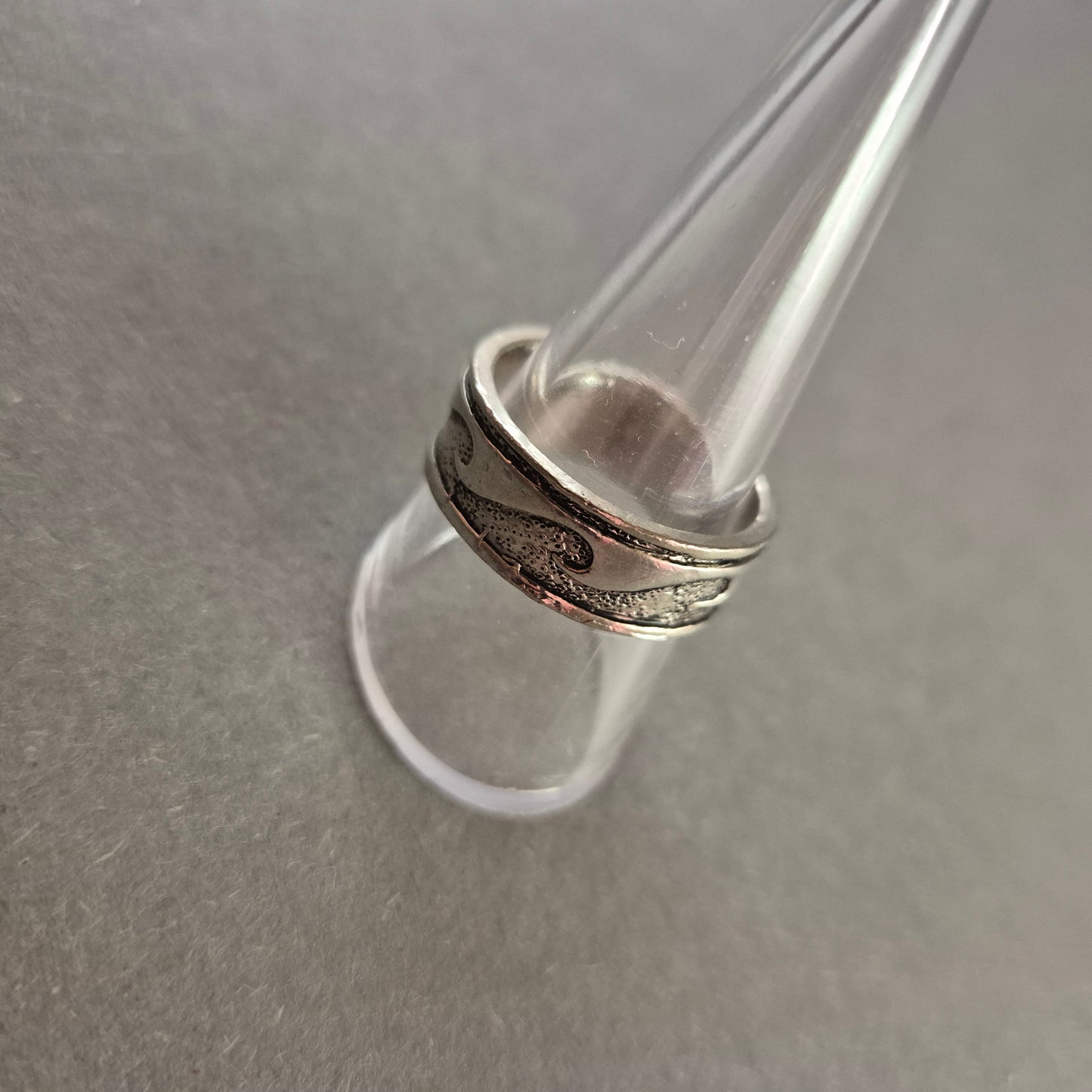 Silberfarbener Wellenring – Drehring mit maritimem Flair
