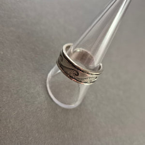 Silberfarbener Wellenring – Drehring mit maritimem Flair
