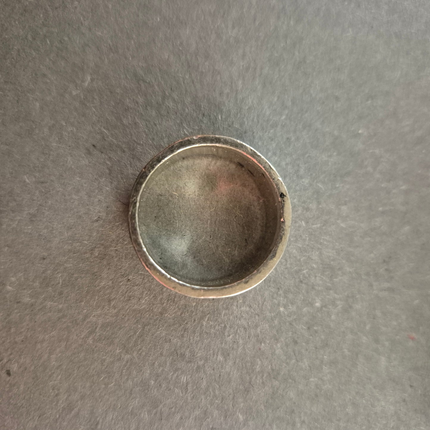 Silberfarbener Wellenring – Drehring mit maritimem Flair