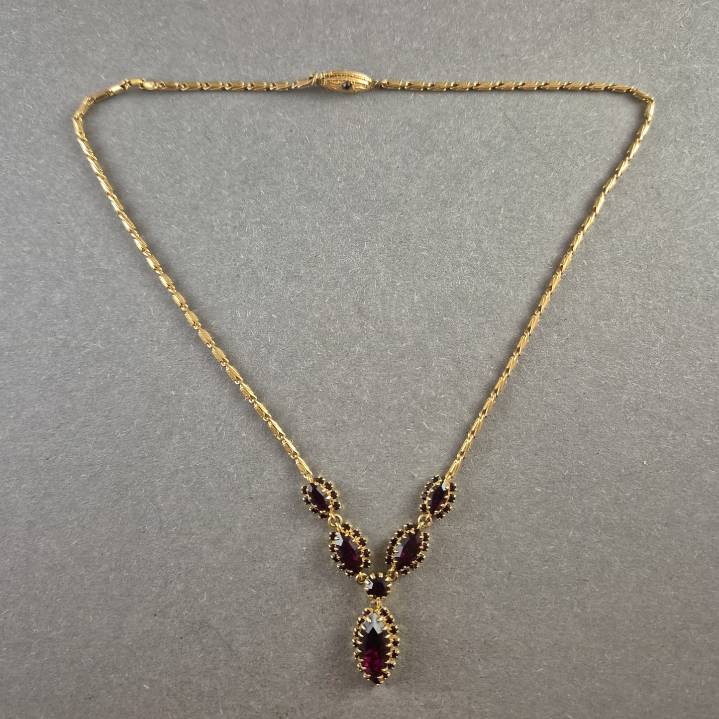 Collier Halskette in Goldoptik mit violetten Schmucksteinen