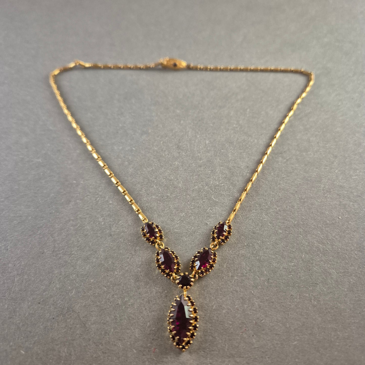Collier Halskette in Goldoptik mit violetten Schmucksteinen
