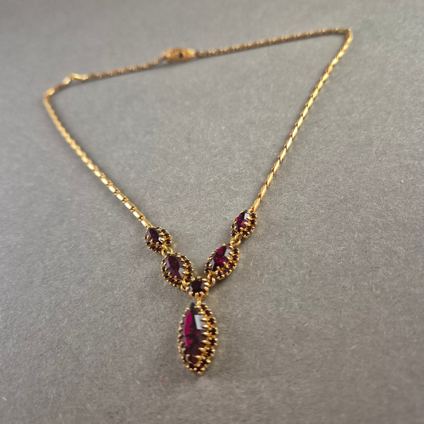 Collier Halskette in Goldoptik mit violetten Schmucksteinen