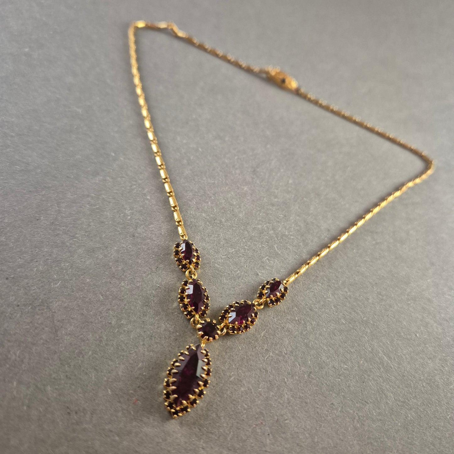 Collier Halskette in Goldoptik mit violetten Schmucksteinen