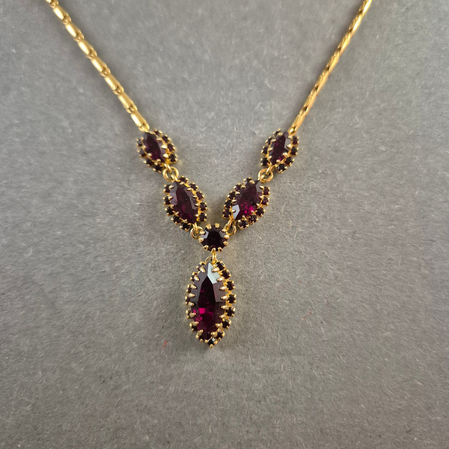 Collier Halskette in Goldoptik mit violetten Schmucksteinen