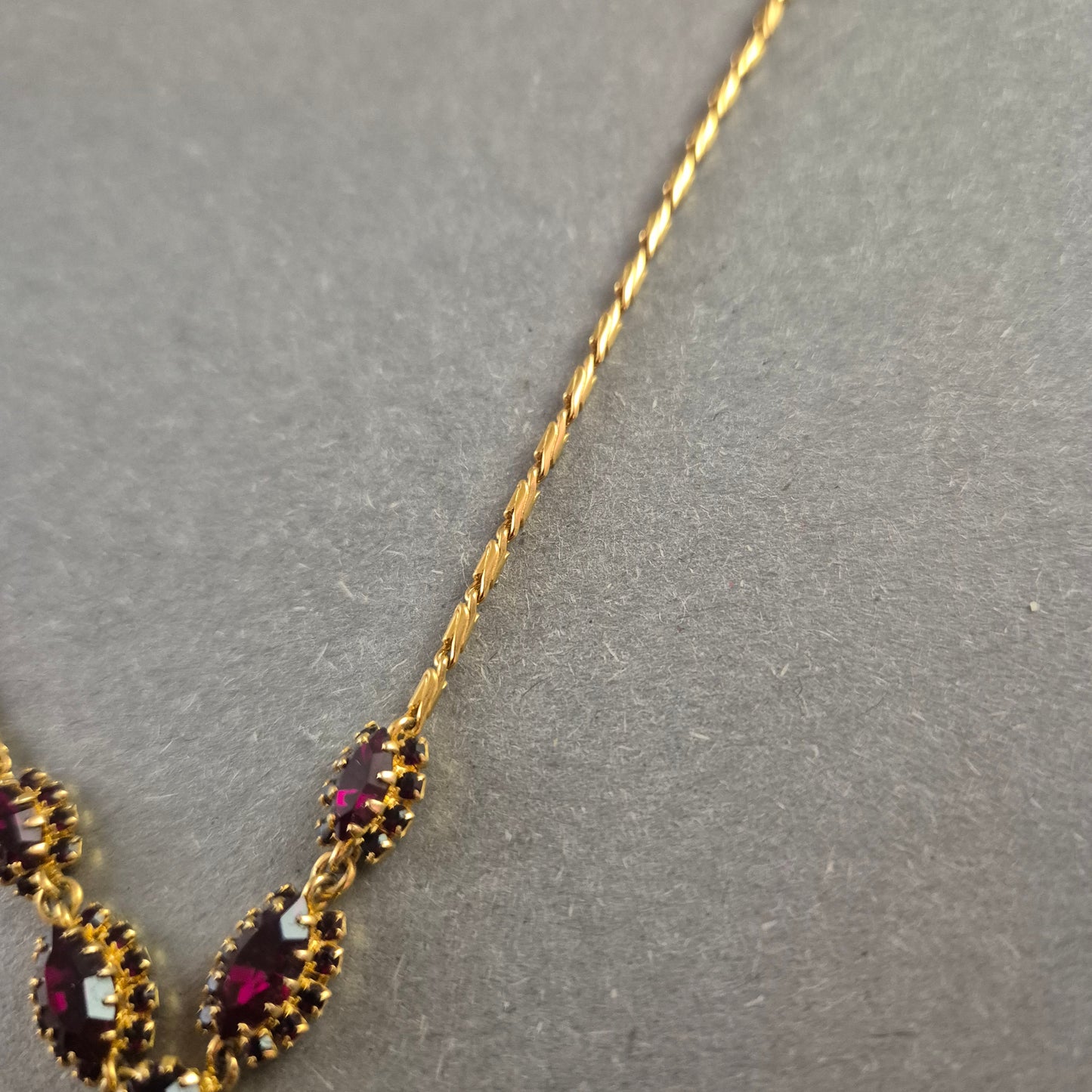 Collier Halskette in Goldoptik mit violetten Schmucksteinen
