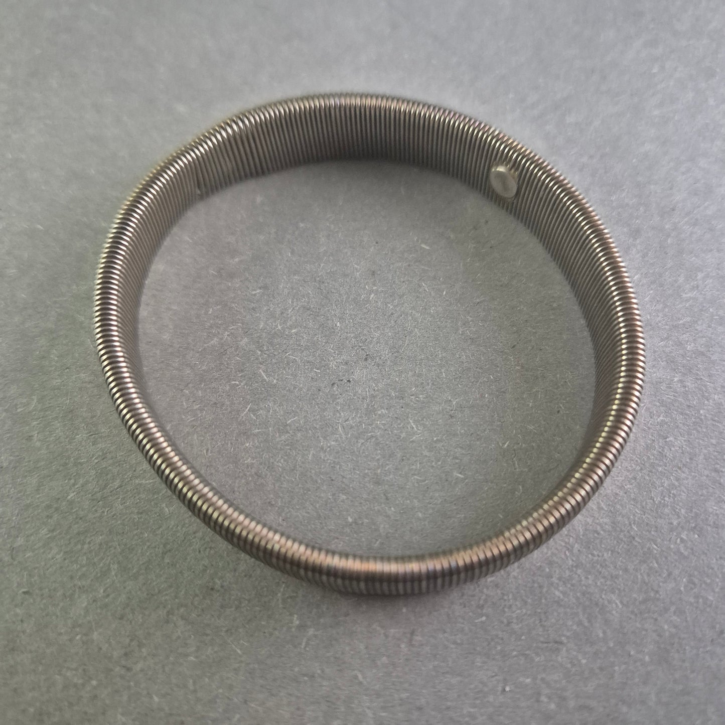 Industrieller Edelstahl-Armreif – Robuster Look im modernen Design