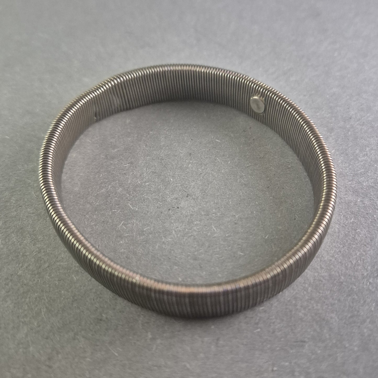 Industrieller Edelstahl-Armreif – Robuster Look im modernen Design