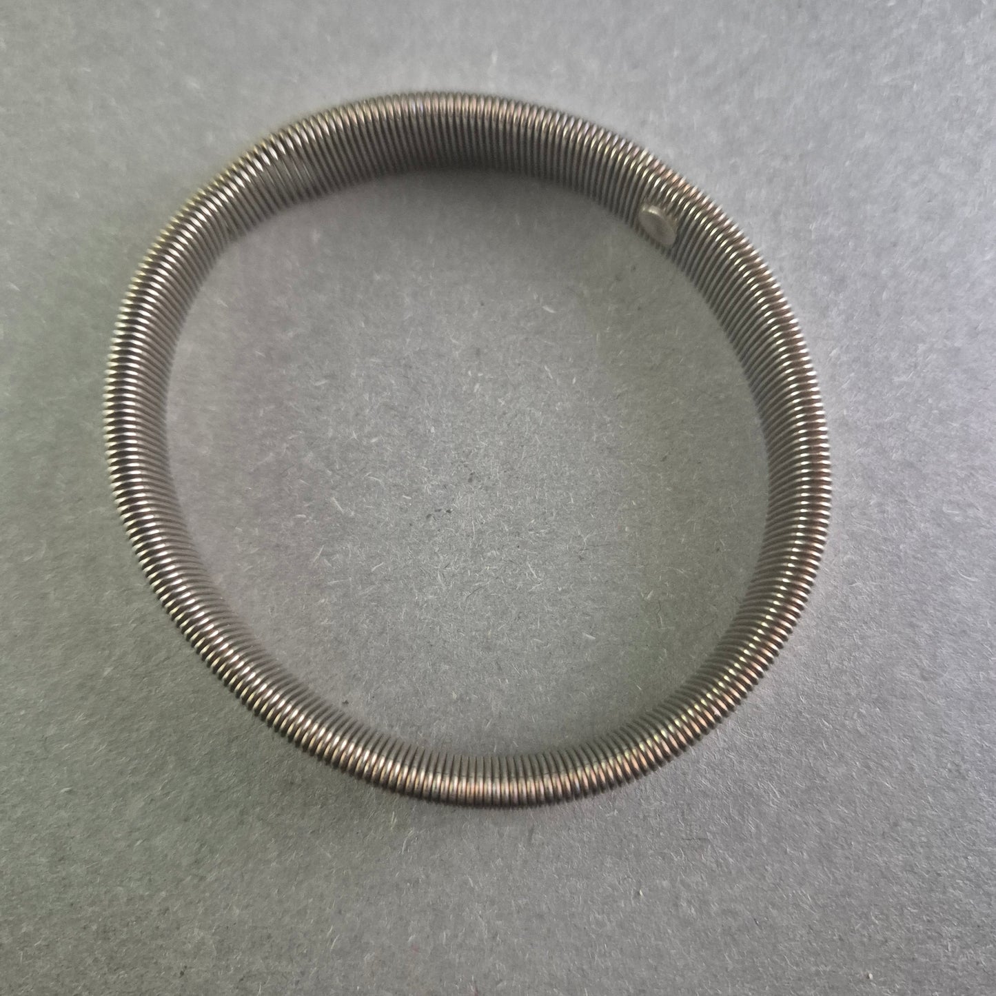 Industrieller Edelstahl-Armreif – Robuster Look im modernen Design