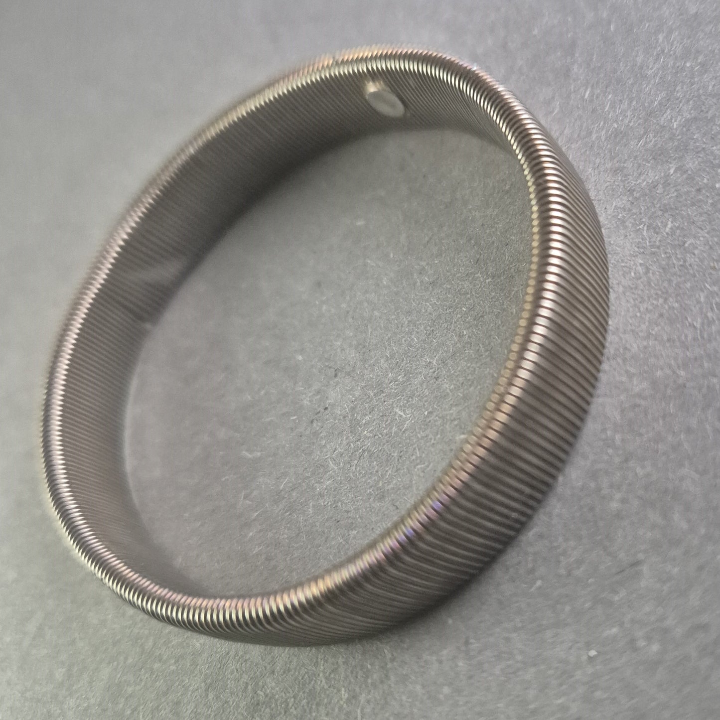 Industrieller Edelstahl-Armreif – Robuster Look im modernen Design