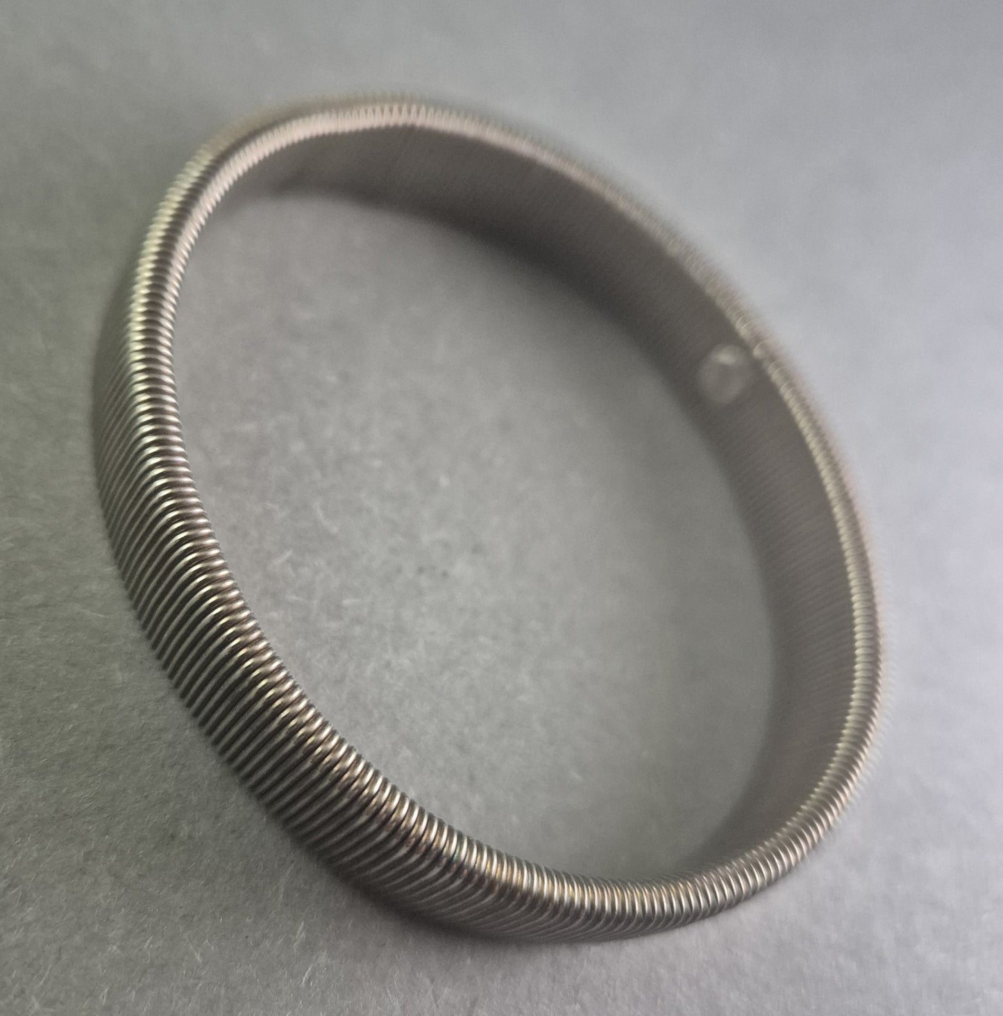 Industrieller Edelstahl-Armreif – Robuster Look im modernen Design