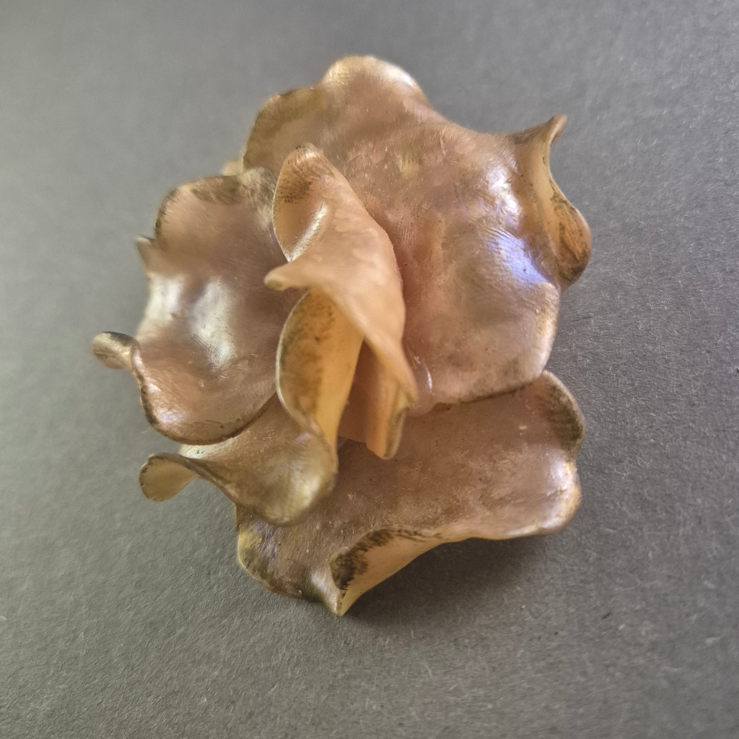 Vintage Rosen-Brosche in Altrosa – Romantisches Accessoire im Retro-Stil