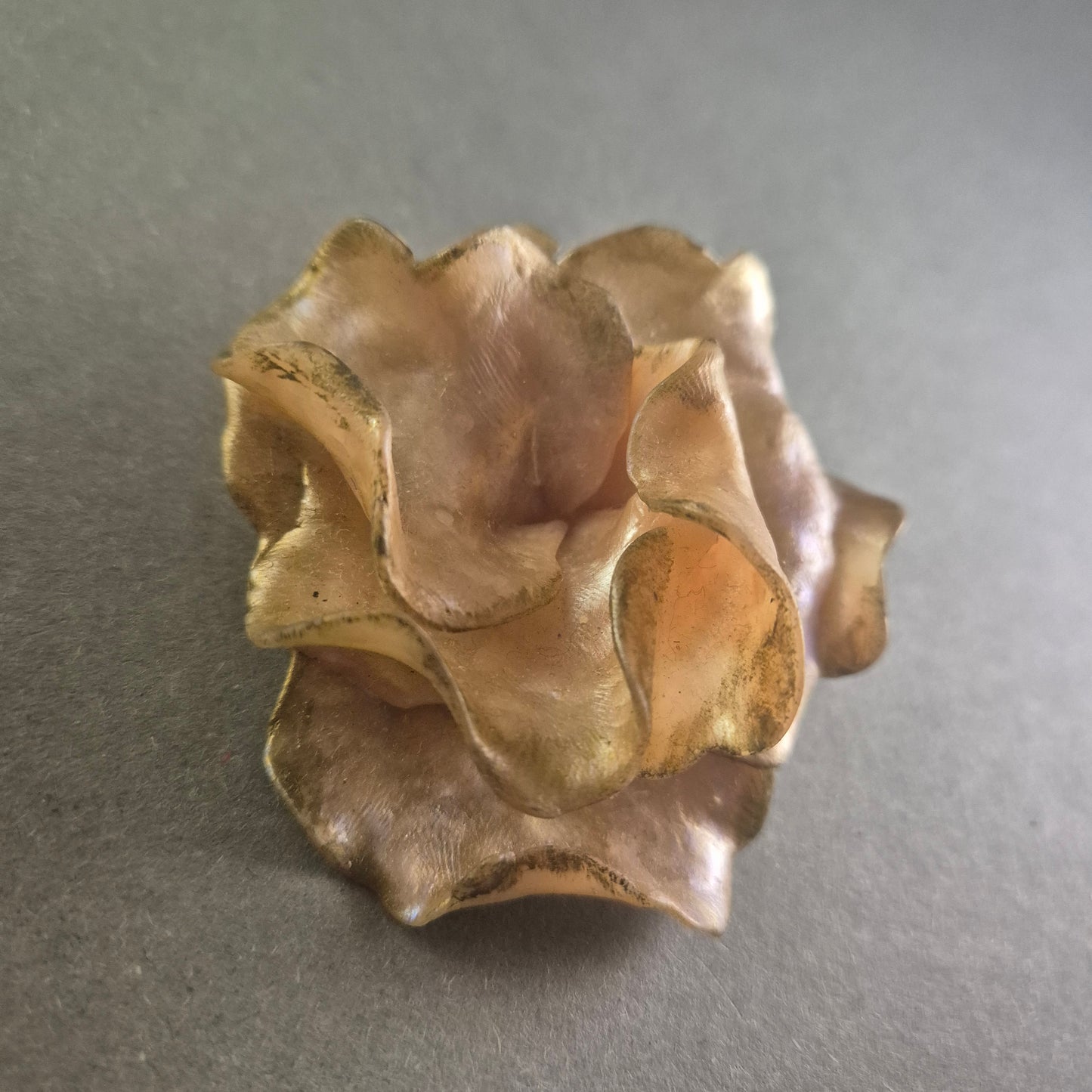 Vintage Rosen-Brosche in Altrosa – Romantisches Accessoire im Retro-Stil